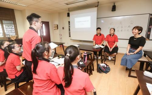 致力华文教育 新加坡10名教师获颁杰出华文教师奖