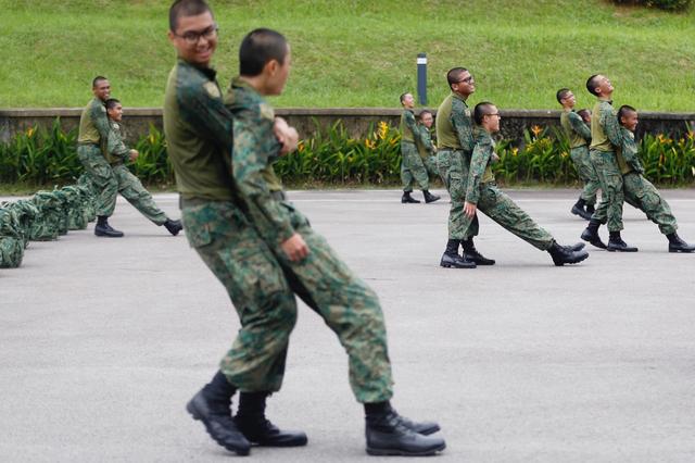 士兵试穿后表示很舒适，新加坡一新军服只给陆军作战部队