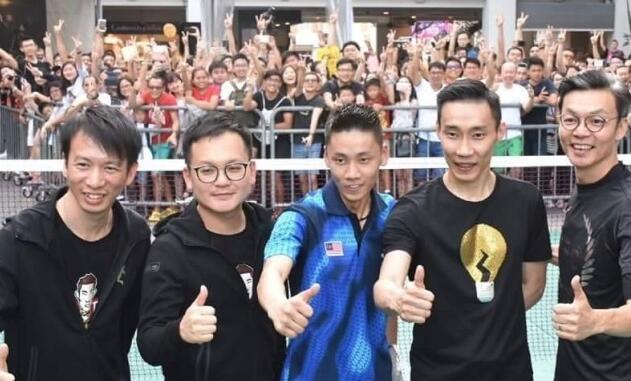 羽毛球大神李宗伟现身新加坡宣传自己的电影，网友：没邀请林丹？