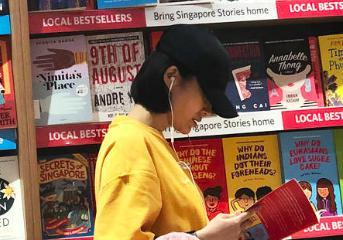 49岁许晴素颜现身书店，知道她看的书后，网友都觉得不可思议！
