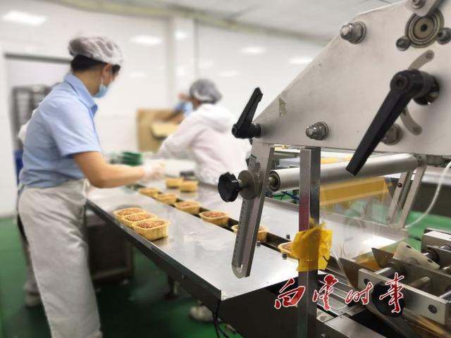 百年老字号港三元日产月饼20万个，推出新品“红船”月饼