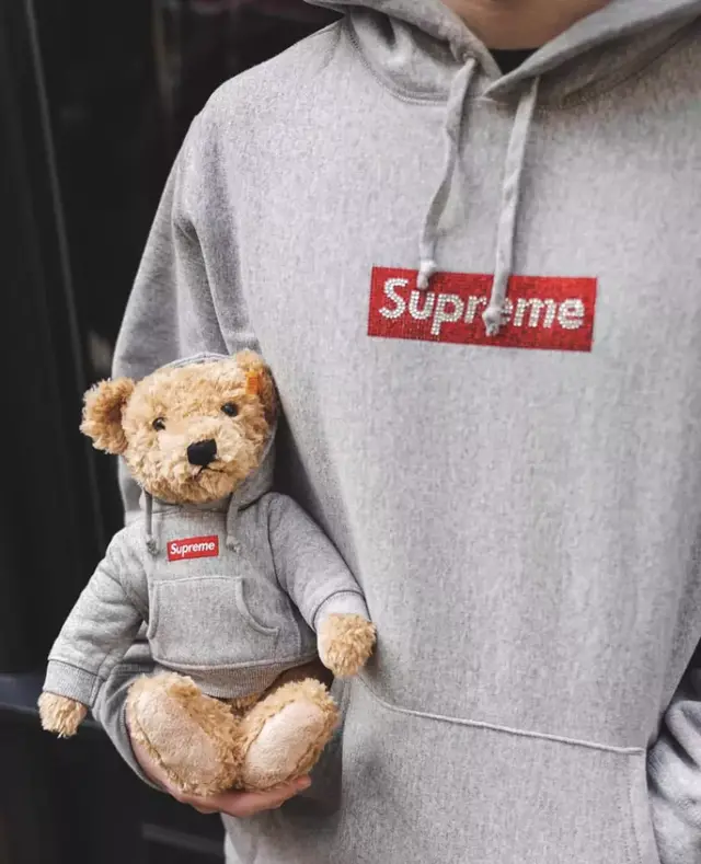 居家旅行之必备，Supreme x Frette 联乘酒店拖鞋曝光！