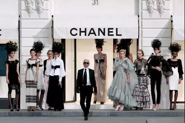 无论岁月如何流逝，Karl Lagerfeld永远是时尚界的传奇人物