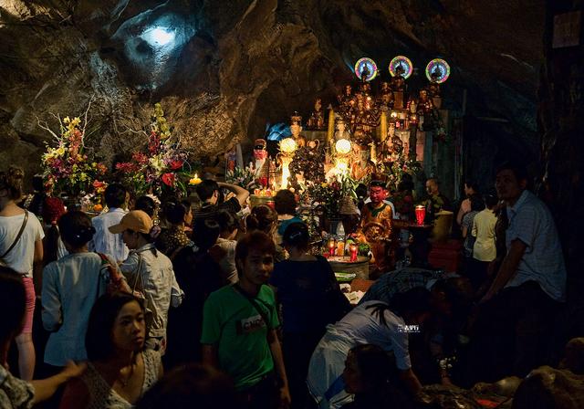 探访越南古寺龙洞：香客往返靠小船，现场挤满了人