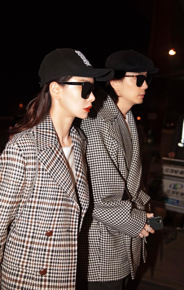 戚薇李承铉同穿灰色格纹外套走机场，帅气时尚很有格调，好时髦