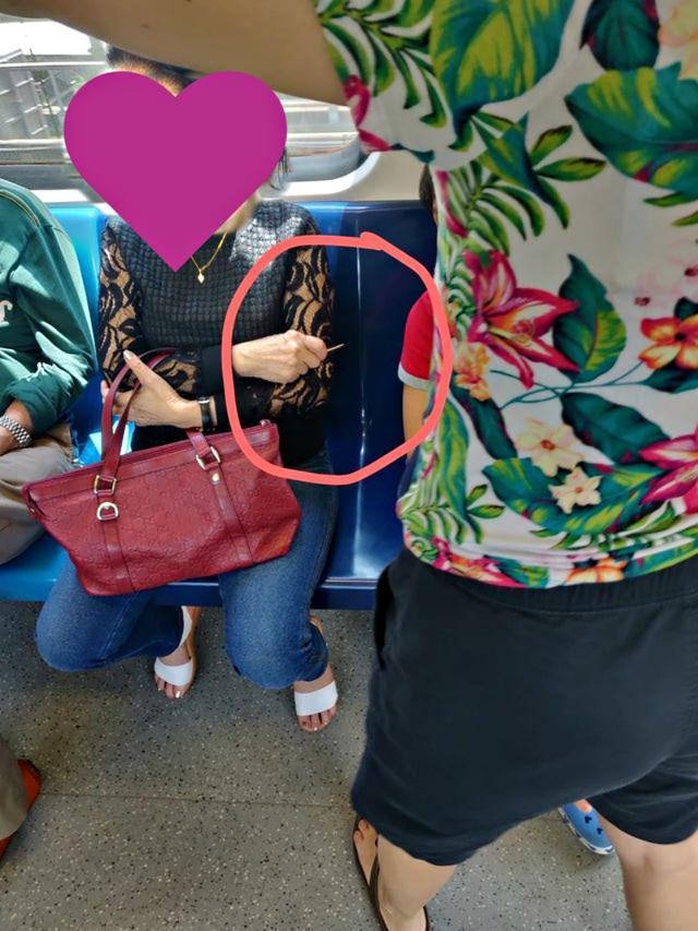 至于吗？新加坡男孩乘车打瞌睡，邻座阿姨竟用牙签对准他“自保”