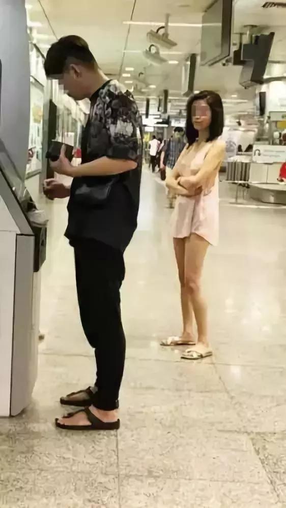 在新加坡公共场所穿着太暴露引发全岛热议！女模这样回应