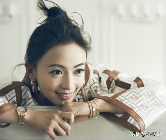吴谨言登新加坡杂志封面秀出纤细身材，混血大浓妆瞬间变洋气