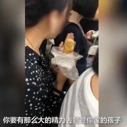 沪一女子自称低血糖，地铁上啃起玉米，大妈怒批：睡懒觉才是真的