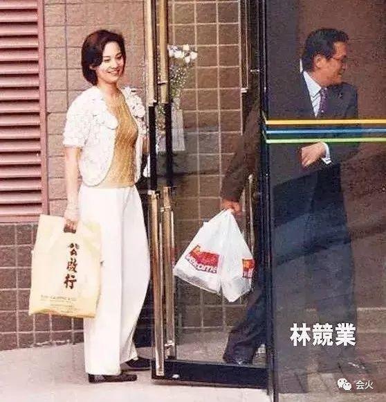 55岁翁静晶再婚嫁入豪门，曾是陈百强绯闻女友，人生经历堪称传奇