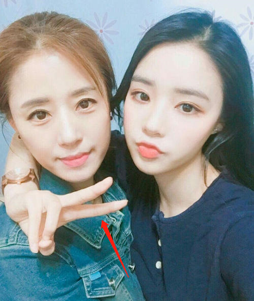 高颜值母女3人合照走红网络，到底哪个是妈妈？网友：分明是姐妹