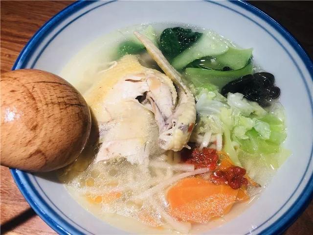 叹店 | 传说「一只鸡只做四碗」的老母鸡汤面