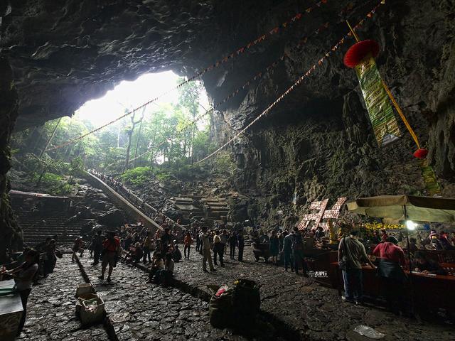 探访越南古寺龙洞：香客往返靠小船，现场挤满了人