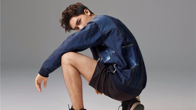 秀腿不是女星专利！许魏洲解锁外刊短裤上阵，黑白大片高级感十足