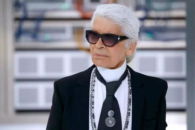 无论岁月如何流逝，Karl Lagerfeld永远是时尚界的传奇人物