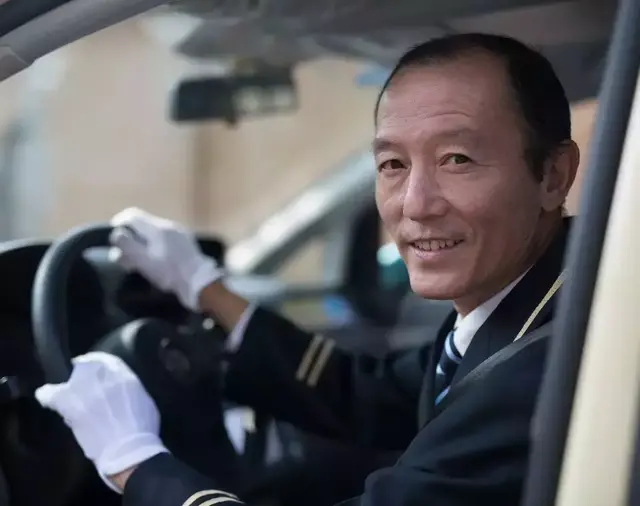 曾被空姐追，九十年代月入七八千，“最美的哥”自述26年精彩职业生涯