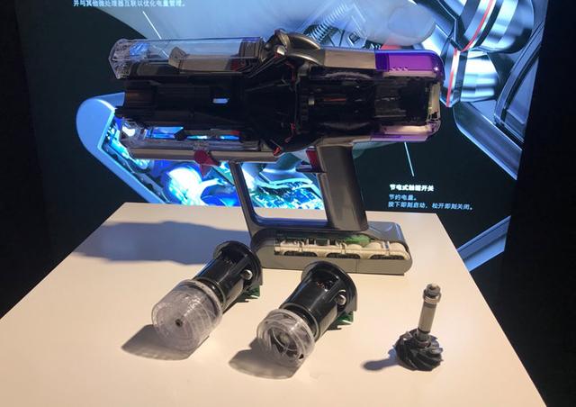 戴森吸尘器 V11 现场体验：吸力更强、更智能化了，价格也更高