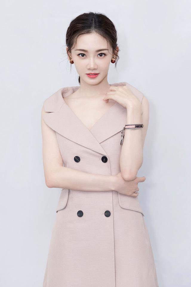郑恺苗苗恋情疑似曝光！女方穿紧身衣现身，颜值不输前任程晓玥