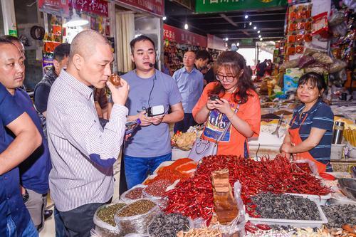 30多位“主厨”逛玉林菜市场，迷上成都“麻”