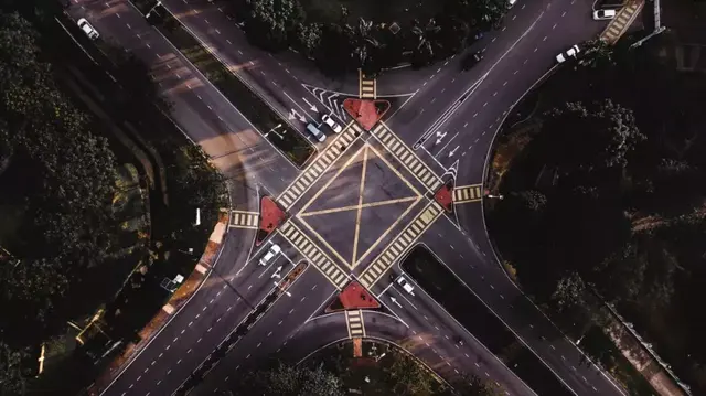 个人信用很严肃，不能拿过马路来开玩笑