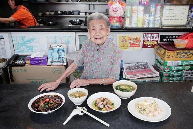 美食天堂新加坡要为“小贩文化”申遗，但餐饮业太辛苦，后继无人