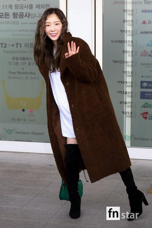 少女时代泰妍现身机场超拉风 不畏严寒大秀长腿显十足好身材