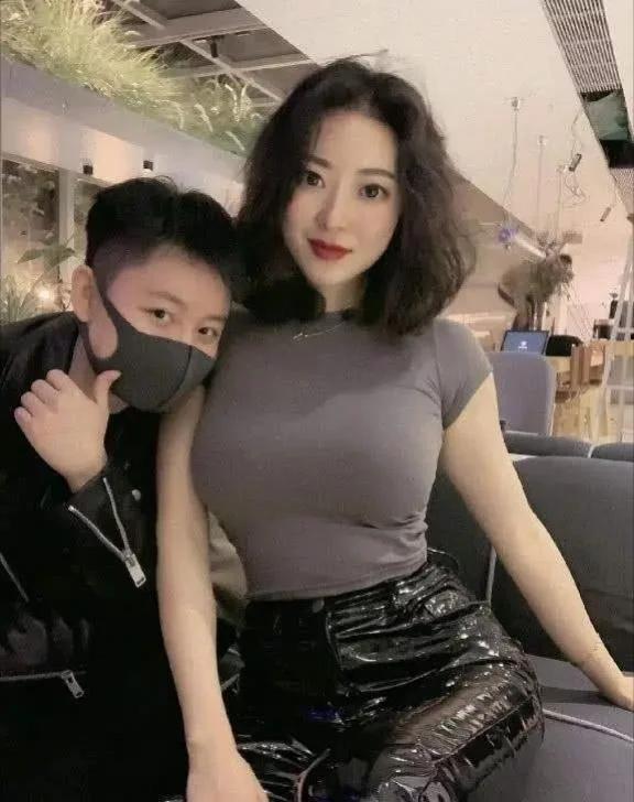 因刘强东事件走红的蒋聘婷，在新加坡生活奢侈，身材更是惊艳绝妙