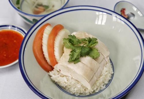 新加坡哪些美食受欢迎？中国海南鸡饭等让人欲罢不能