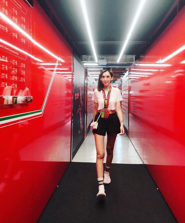 林志颖携妻看赛车，陈若仪穿白色上衣搭配高腰裤，美的不像仨娃妈