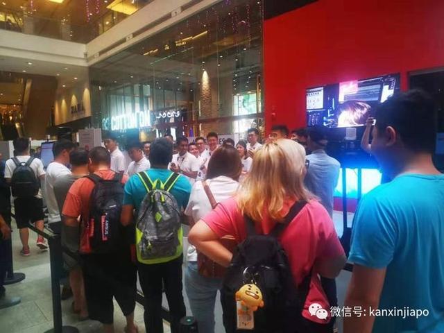 人从众，华为Mate30在新加坡发售，乌节路商场上百人排长龙抢购