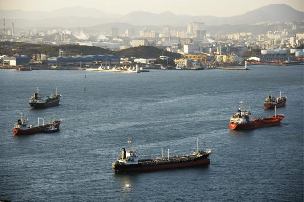 韩国货轮在新加坡海峡附近遭遇海盗 现金、手机和鞋都被抢了