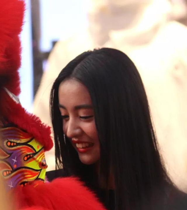 木村光希红唇妆容显成熟，看到舞狮笑容甜美终于像16岁了