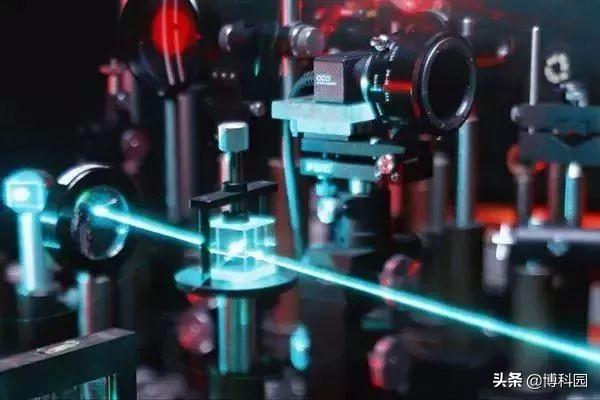 光泵浦技术让强大的量子点激光器，又向前迈进了一步
