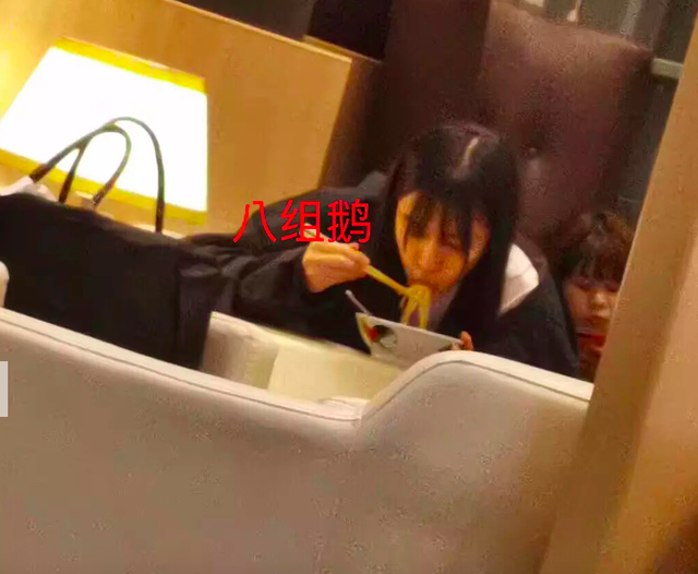 baby杨颖机场餐厅被偶遇，顶狗啃刘海大口吃面毫无偶像包袱