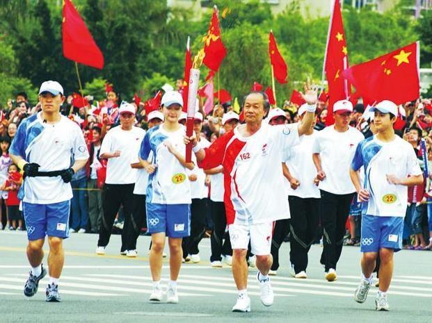 “中国麦片之父”：早年父母从汕头登船两手空空，只带一条大浴巾