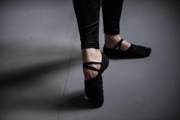 “百年卤味”+“经典芭蕾”：小镇青年的双面人生