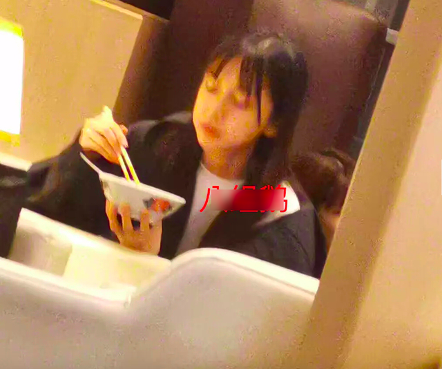 baby杨颖机场餐厅被偶遇，顶狗啃刘海大口吃面毫无偶像包袱
