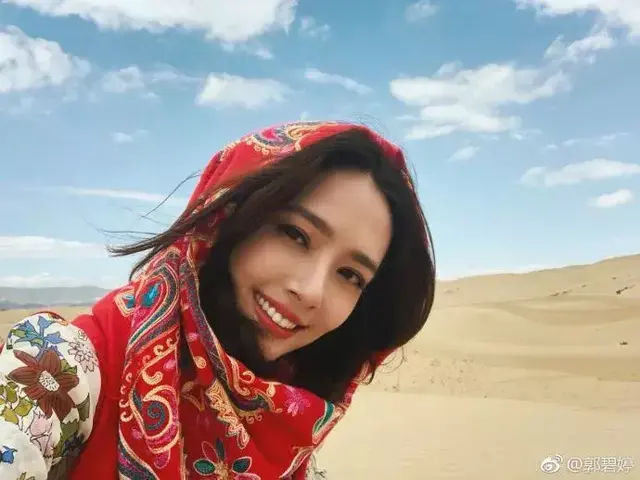 郭碧婷出游保湿必备，喷一喷干燥、泛红、暗沉一键搞定！