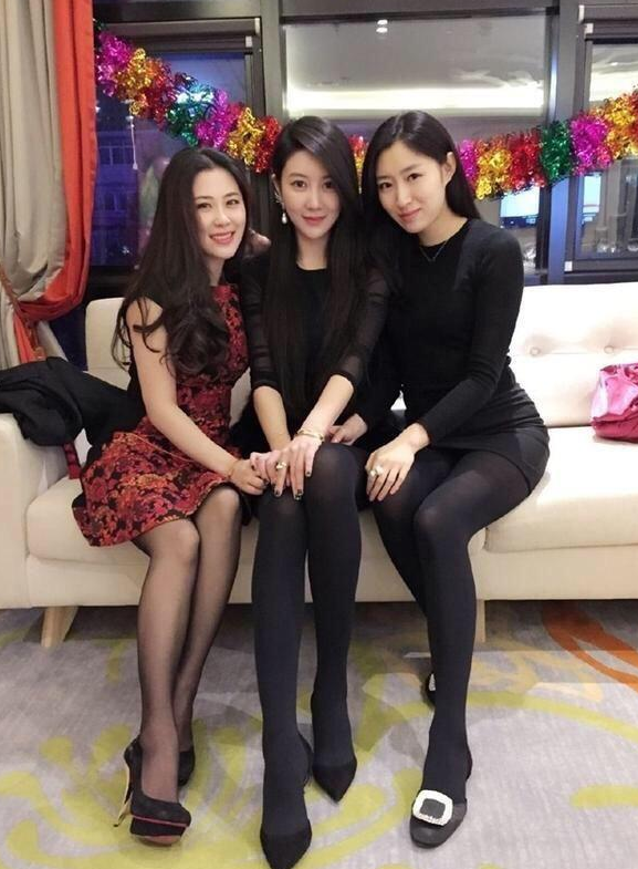 高颜值母女3人合照走红网络，到底哪个是妈妈？网友：分明是姐妹