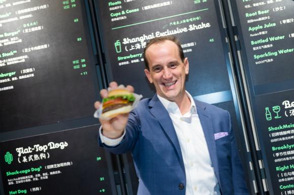 Shake Shack上海首店开业需排队3小时，听听它的CEO怎么说？