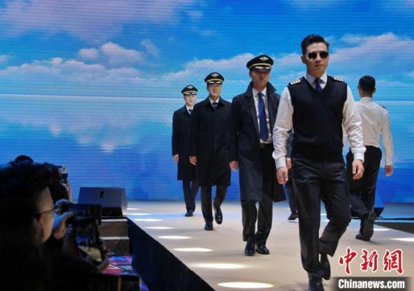 山东航空安全飞行25周年 发布新一代空勤制服