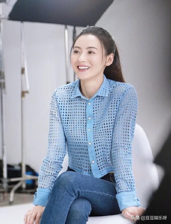张柏芝带儿子新加坡游玩，穿人字拖出镜，Lucas侧脸像谢霆锋