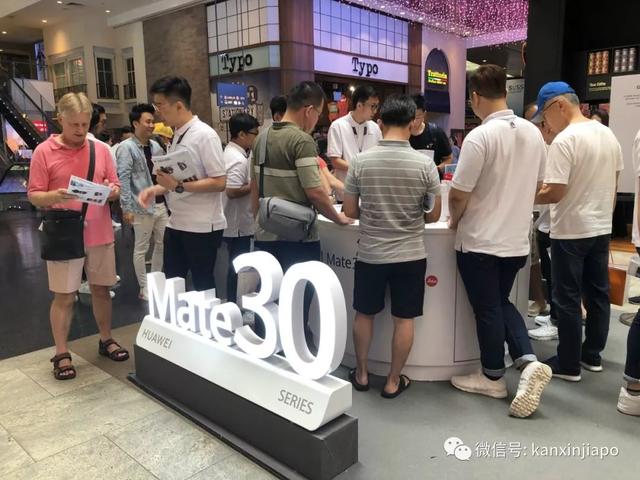 华为Mate30在新加坡发售，乌节路商场上百人排长龙抢购