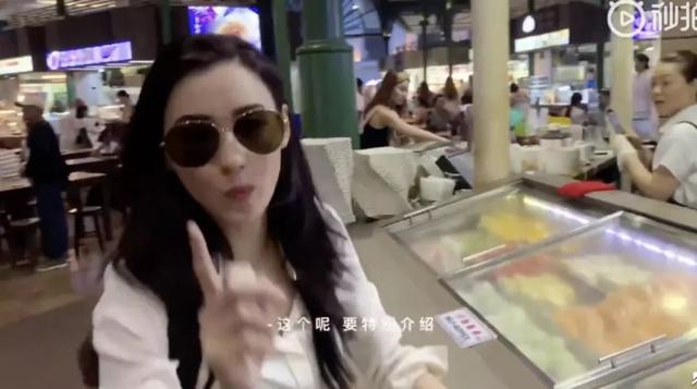 张柏芝新加坡街头变身吃货，与路人合影毫无架子！