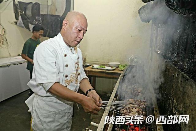 陕西乡党把陕味美食带到印尼 烤串、拌面最受欢迎