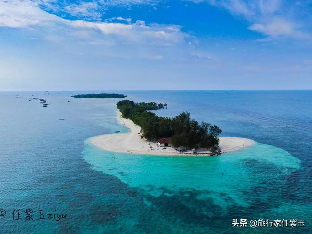 去印尼民丹岛旅游，在碧海蓝天的白沙岛，体验放小海龟游回大海