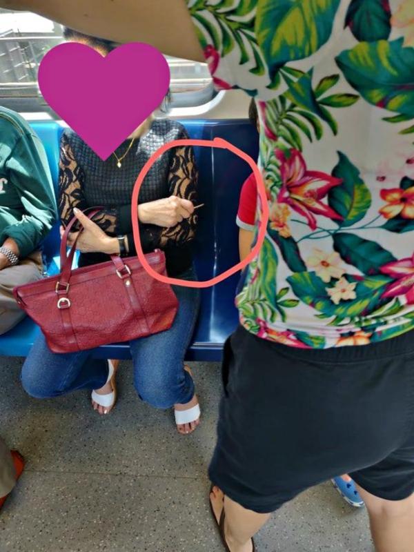 新加坡阿姨乘车为防邻座瞌睡男孩靠身上，用牙签对准孩子“自保”