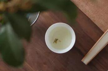 多国联合研究发现：喝茶竟能延缓大脑衰老，然而，300万人喝错了