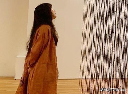 孔孝真再现佛系私服，红色吊带上衣配白裙，硬是穿成小姐姐的模样