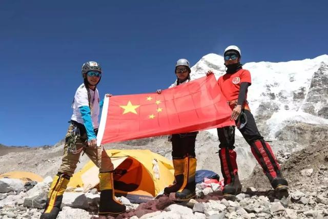 雪山之巅的铿锵玫瑰！中国首支民间女子登山队成功登顶珠峰！